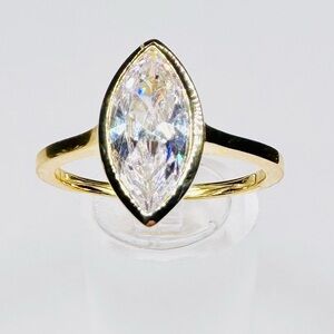 Elegant 18K Gold Marquise Cut Ring